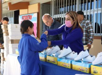 Se benefician con calzado alumnos de Primaria “Ejército Nacional” en Puerto de Escanelilla.