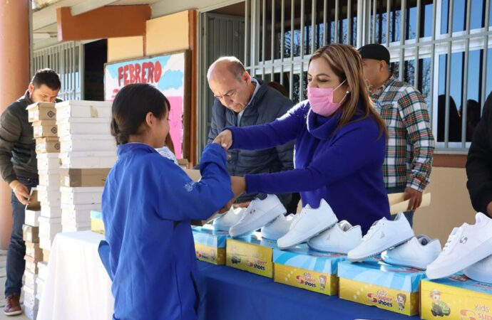 Se benefician con calzado alumnos de Primaria “Ejército Nacional” en Puerto de Escanelilla.