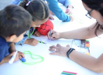 Niñas y niños festejan sus derechos en el Día de la Niñez.