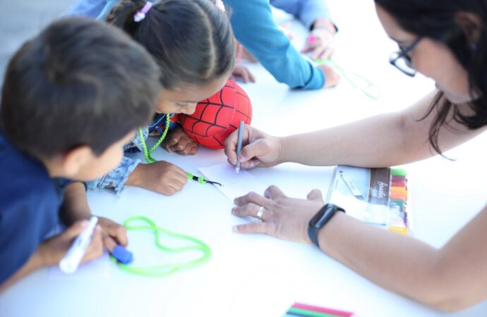 Niñas y niños festejan sus derechos en el Día de la Niñez.