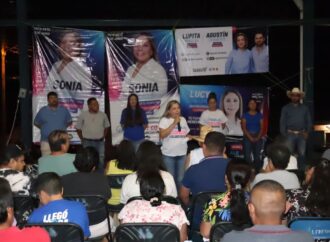 Sonia Ponce firma compromiso con Barrio San Esteban.