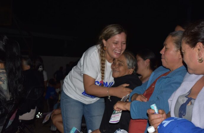 Sonia Ponce recibe amplio respaldo en Pinalito de la Cruz.